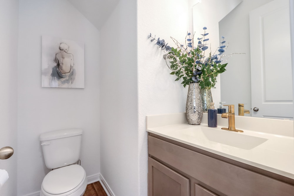 Gorgeous 2 BDR Cottage Minutes to Everything Nbtx! view 4