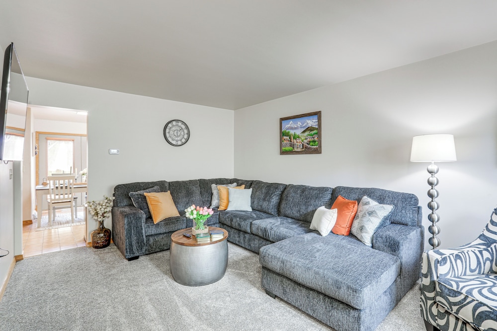 Townhome w/ Patio: 1 Mi to Clearfield Riverwalk
