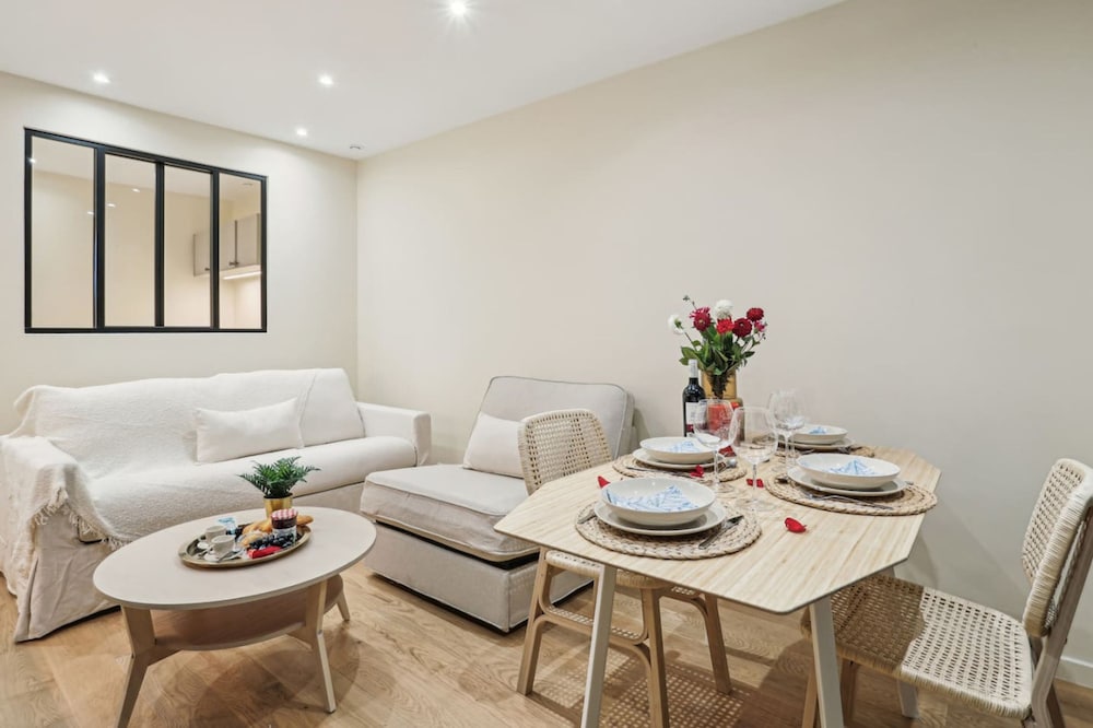 Ganneron in Paris With 1 Bedrooms and 1 Bathrooms