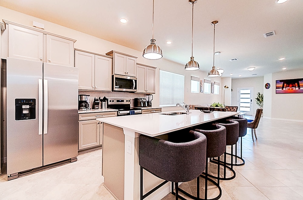 15976 Spacious Charming Family Getaway