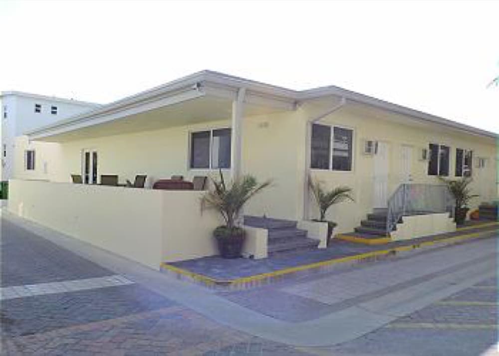 Hotel Seabreeze Beachside Studios by ValGal - Image 1