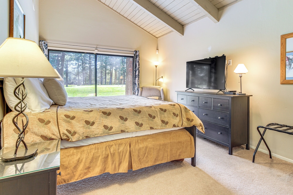 Golf Course Getaway & Hot Tub Haven in Pinetop!