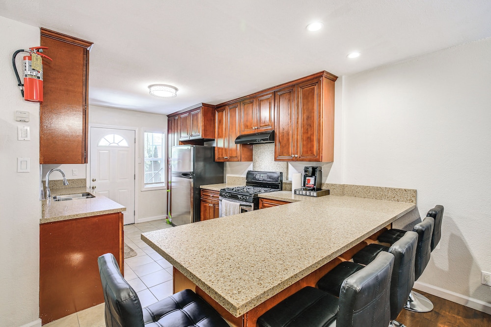 5 Mi to Coast: Centrally Located Long Beach Home!