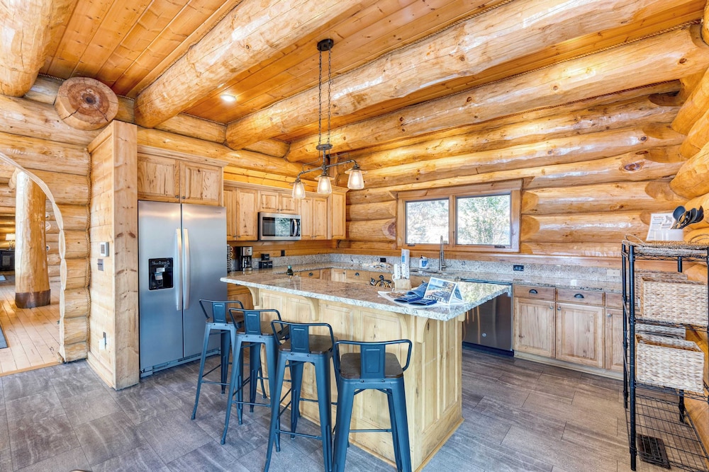 Pinnacle Chalet by Avantstay Luxury Cabin w/ Panoramic Views, Fireplace & Game Room