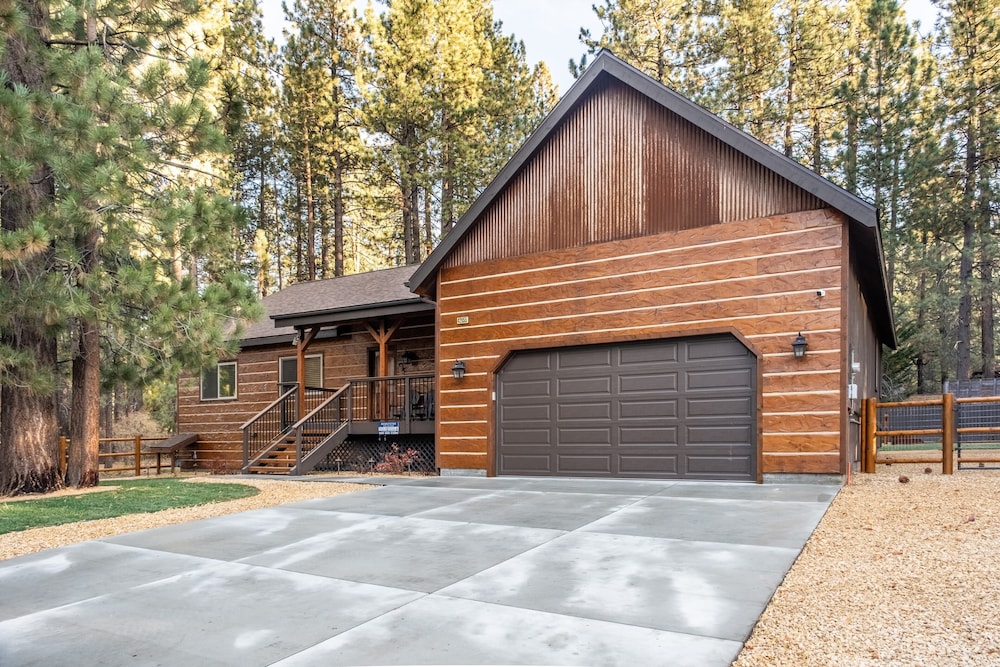 Lazy Bear Lodge by Avantstay Pine Tree Paradise w/ Game Room view 5