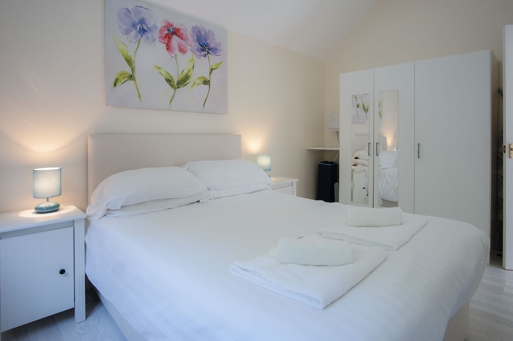 Bluebird - 2 Bedroom Apartment - Pendine view 2