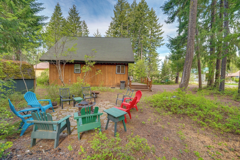 1 Mi to Lake Easton: Cozy Cascades Cabin!