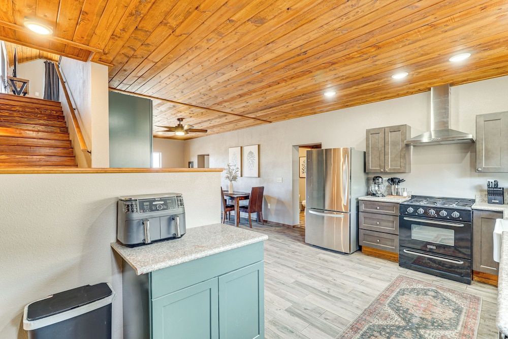 3 Mi to Trails: Secluded Eagar Cabin w/ Mtn Views!