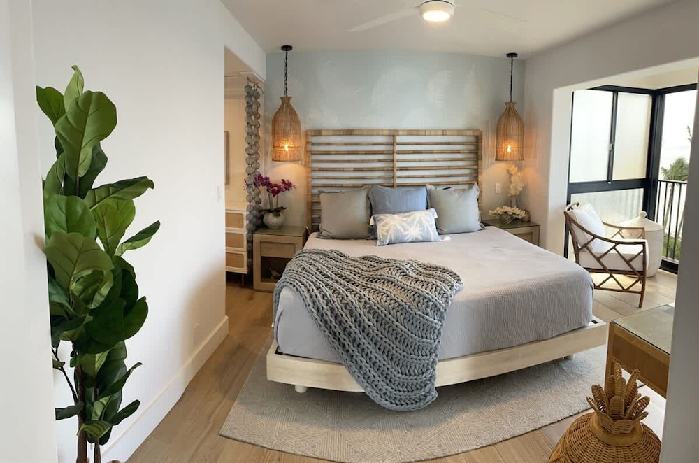 Luxurious Oceanfront 20-foot Panoramic Ocean View