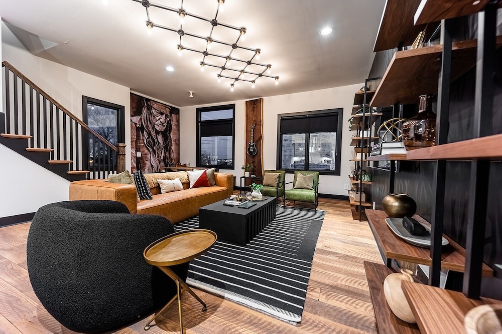 Heart of Gulch - 4 Min to Broadway - Designer Home