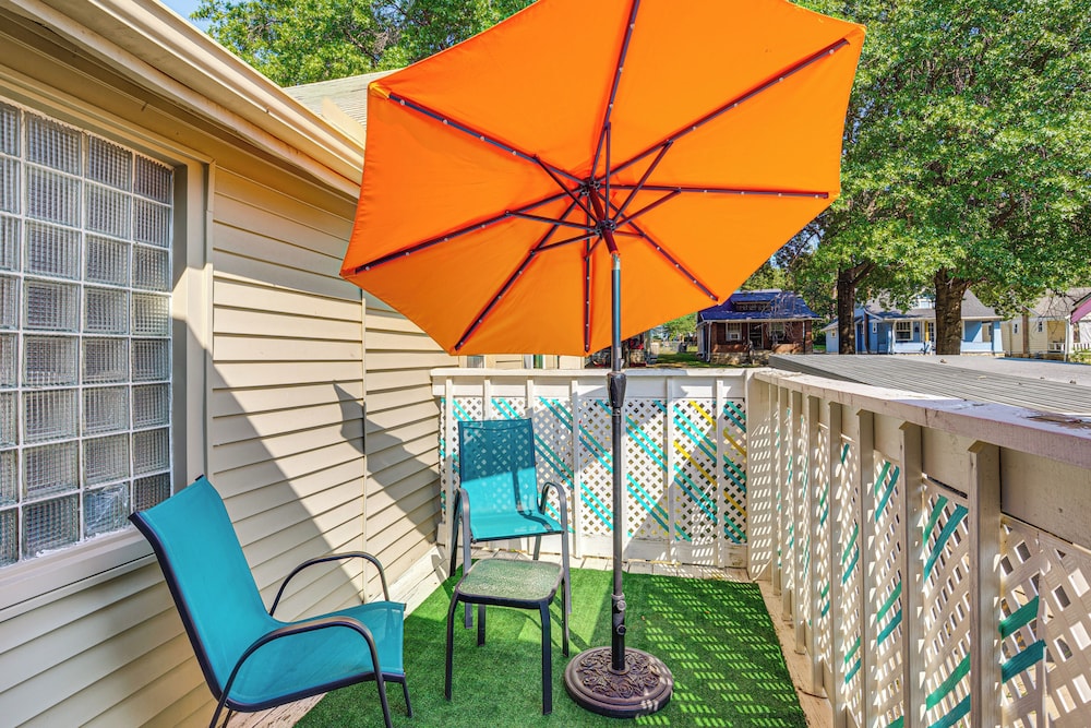 6 Mi to Arrowhead Stadium: Charming Home w/ Porch!