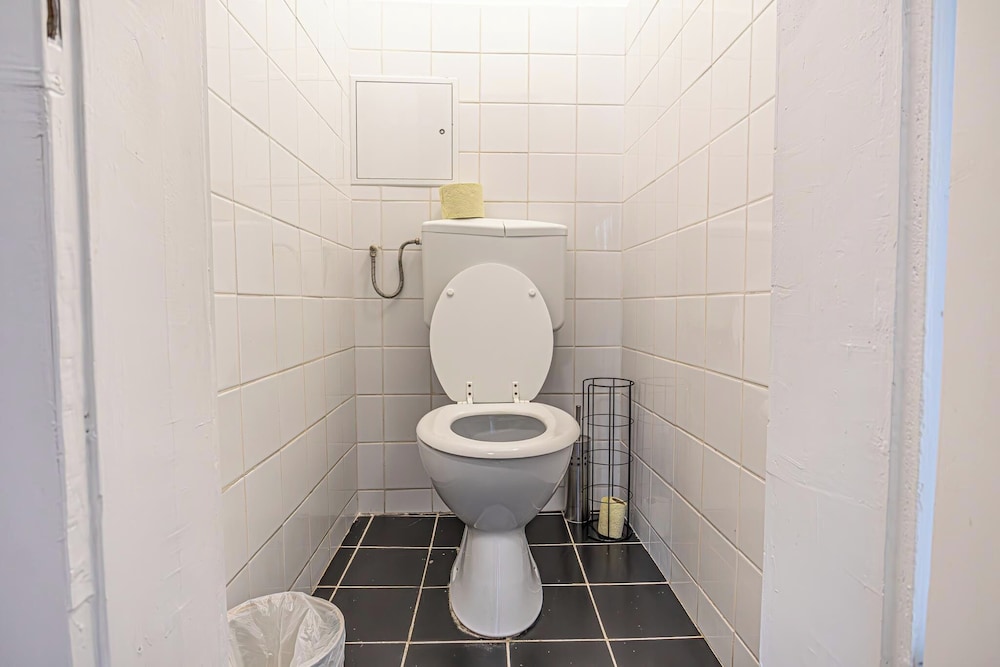 Cozy 3BR Apt with Garden Sleeps 10