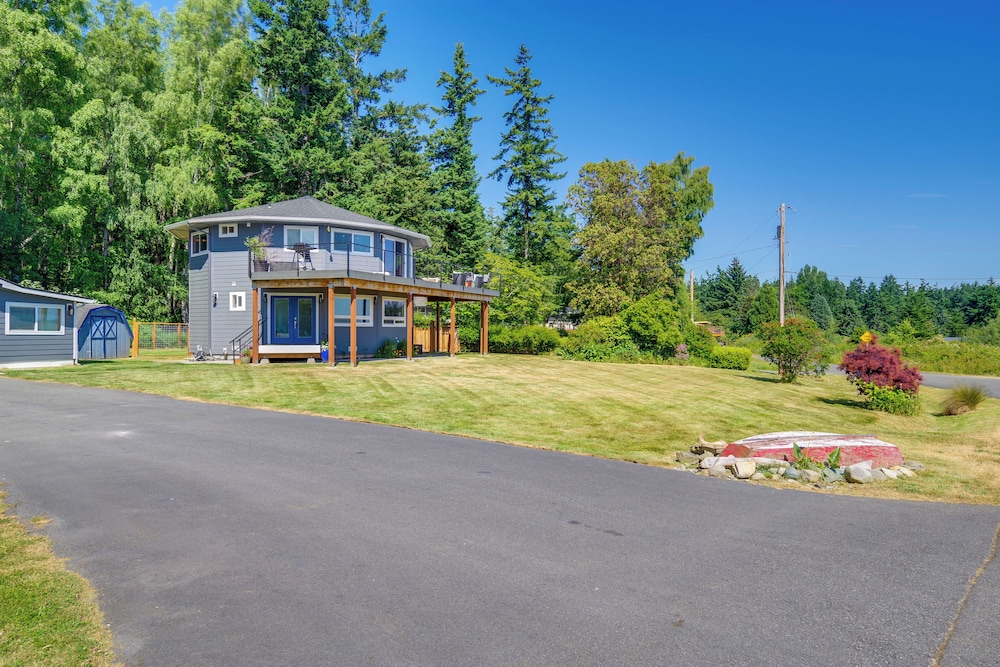 Spacious Deck w/ Ocean View: Puget Sound Gem!