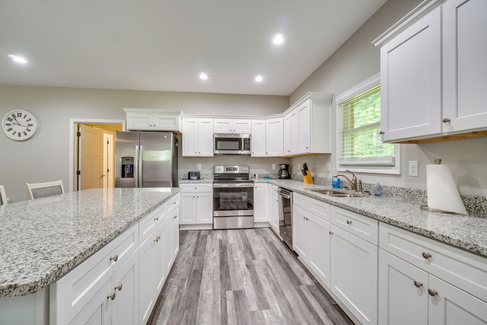 1 Mi to Dtwn Crossville: Spacious Home w/ Patio!