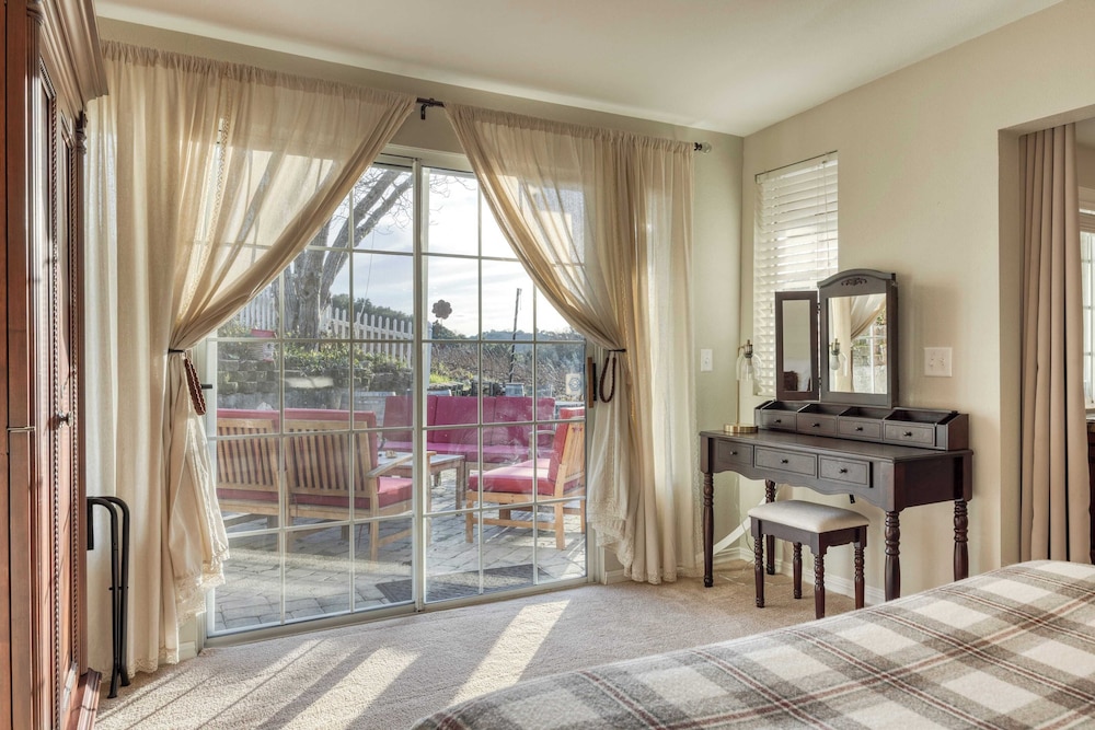 Luxury Wine Country Haven + Vineyard Views Near Top Wineries Adelaida Farmhouse