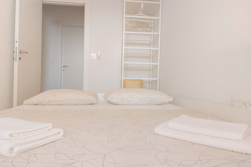 Mika's 2-Bedroom Seaview Flat & Parking