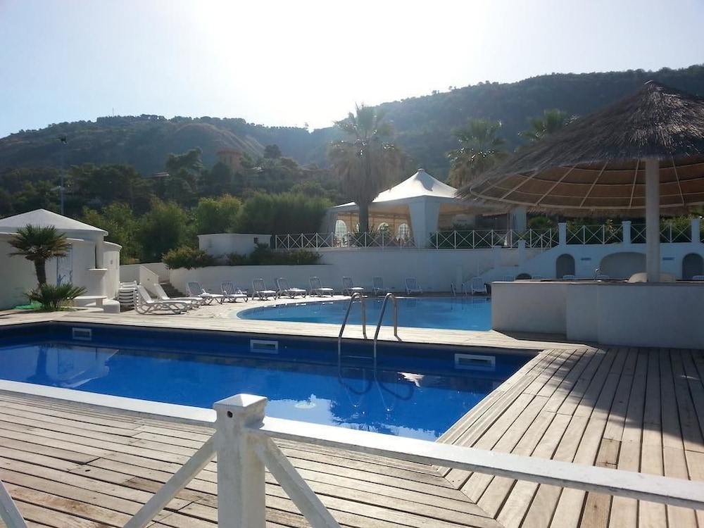 Cala Petrosa Resort