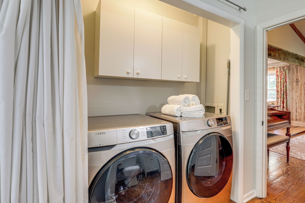 3 Mi to Beach: Pawleys Island Cottage