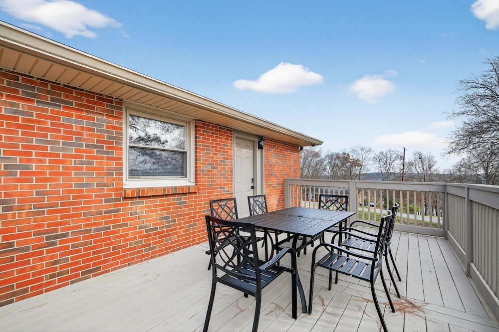 Quiet Retreat Near Opryland & Airport 4 Bedroom Home