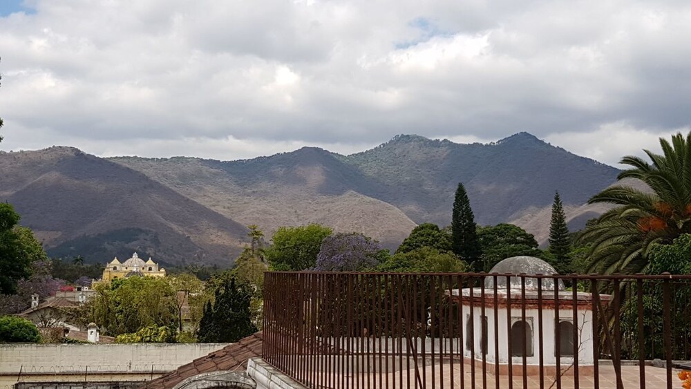 La Casa De La Alameda