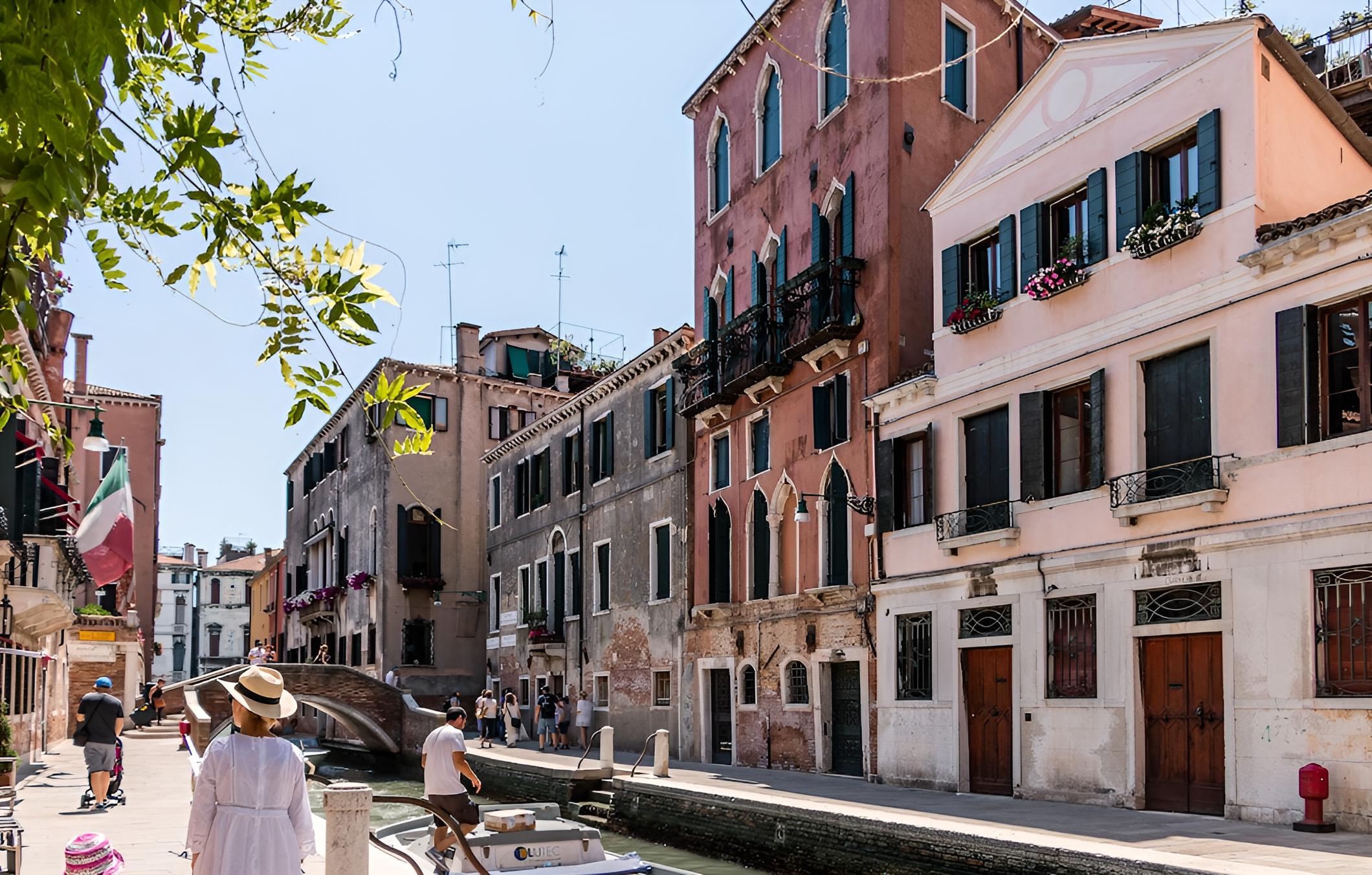 20 Windows on Venice