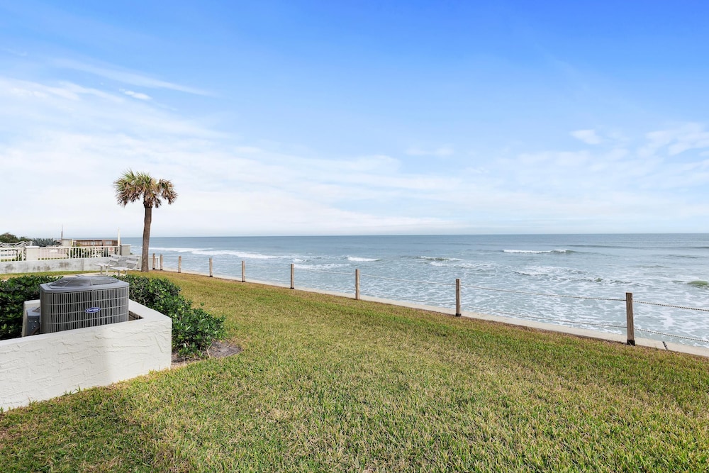 Colony Beach Club 101