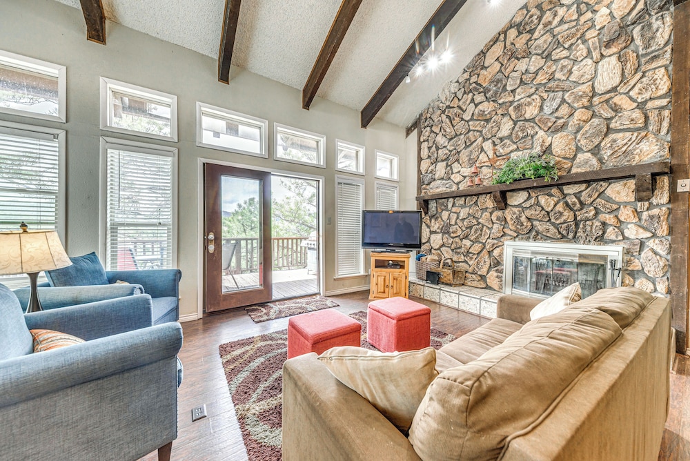 Half-mi to Midtown: Family Retreat w/ Mtn Views!