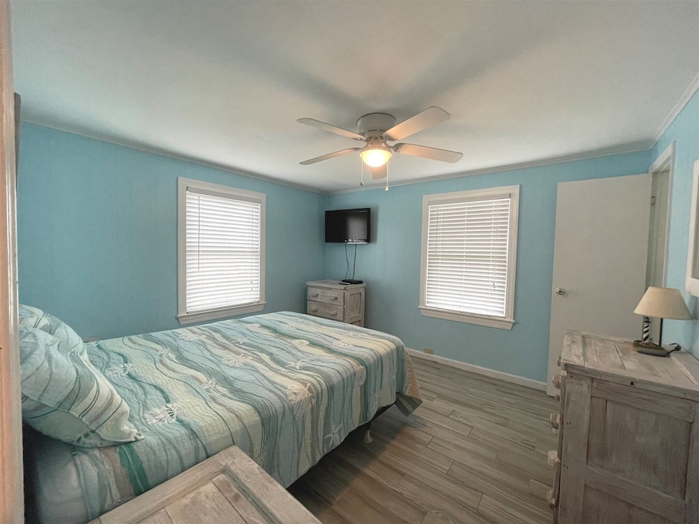Freaky Tiki 3 Bedroom Cottage by RedAwning