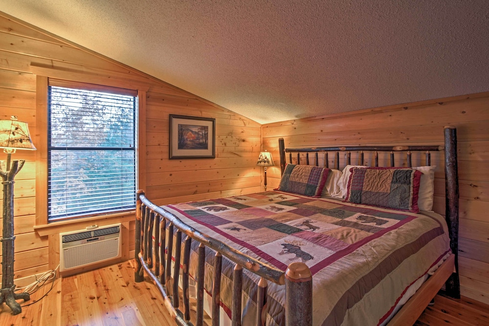 Hot Tub & Mtn Views: Scenic Cabin in Gatlinburg!
