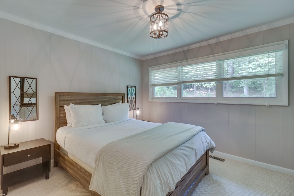 Cozy Charlottesville Getaway in Bailey's Retreat view 4