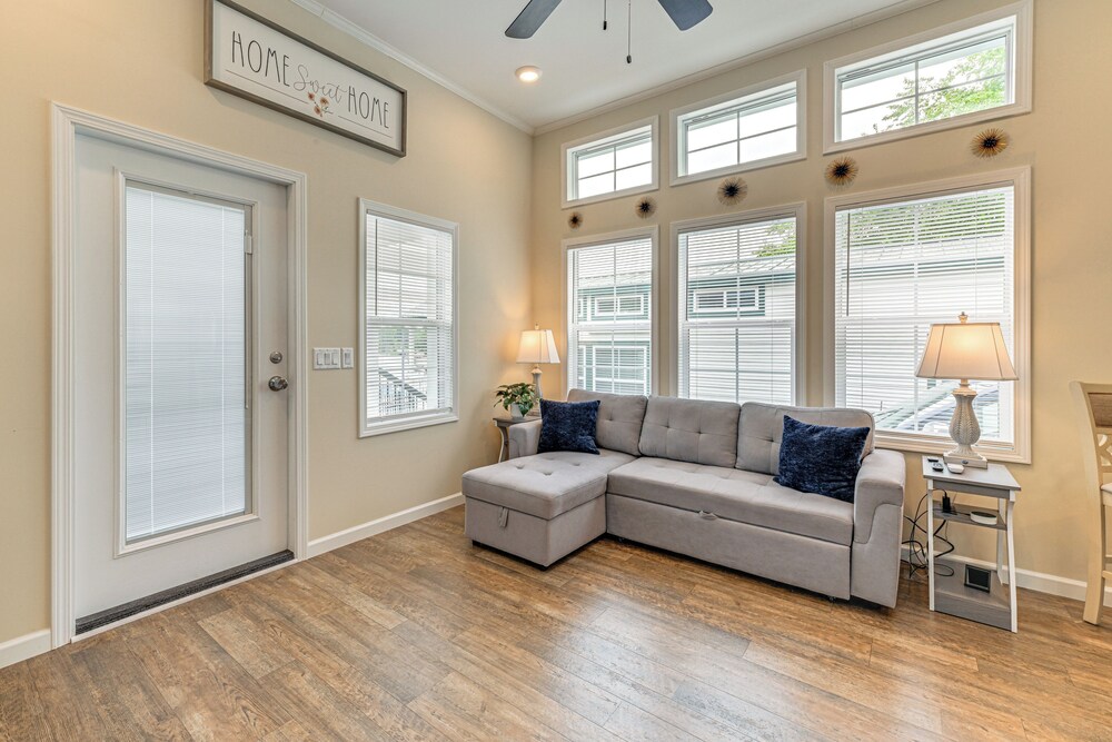 Work Close to Home at This Lake-view Retreat