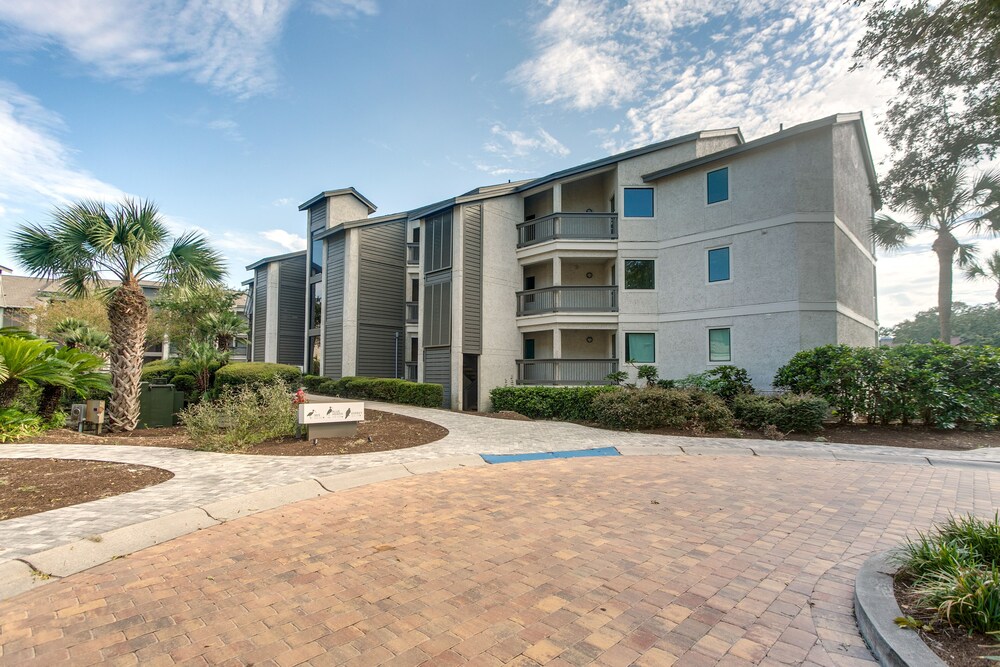 4 Mi to Beach: St Simons Island Golf Course Condo view 2