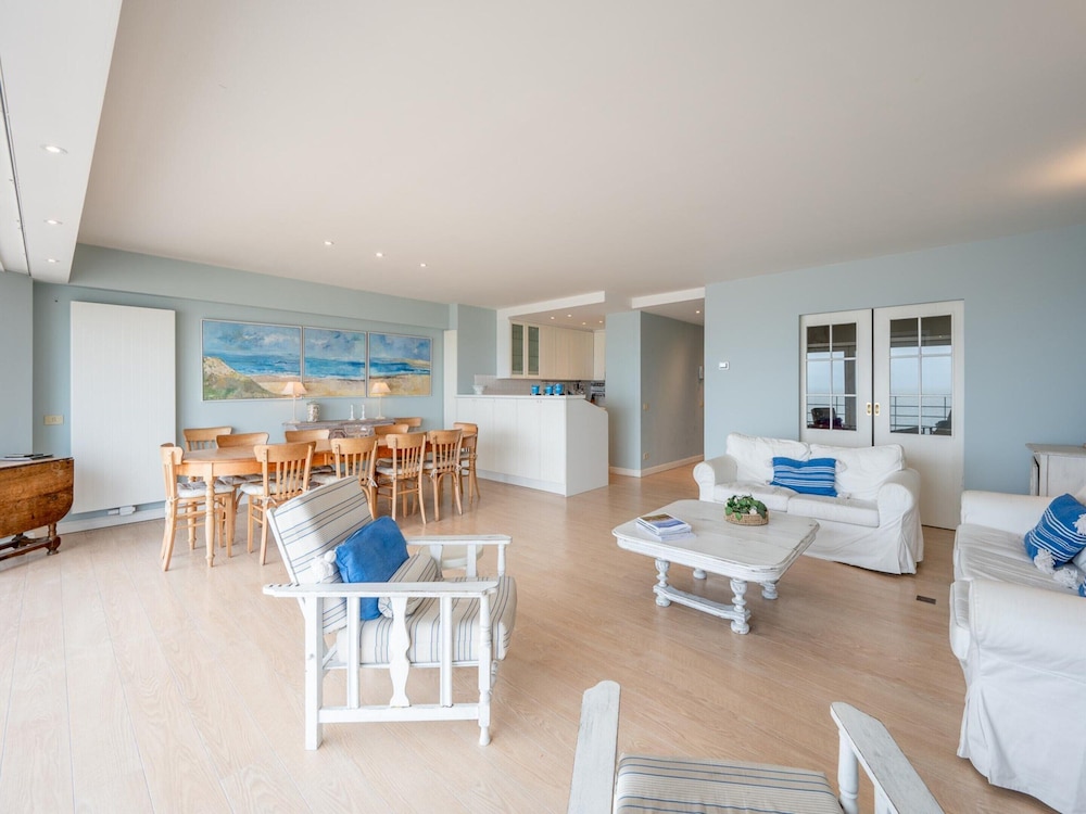 Spacious 9-guest Knokke Apt