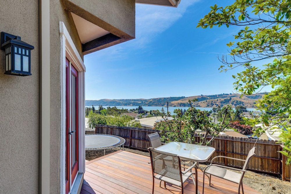 1 Mi to Downtown Benicia: Scenic Cliffside Escape