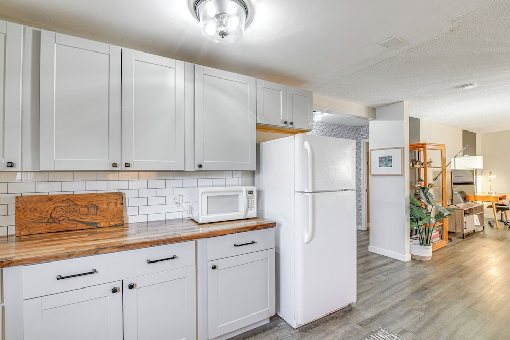 Close to Downtown & Parks: Modern Anchorage Home