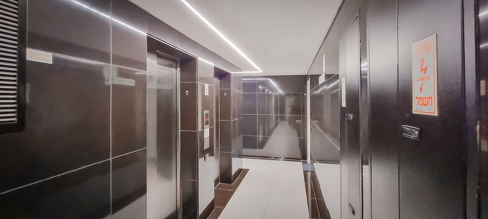 Design Apt Parking Included 2BDR TL30 view 3