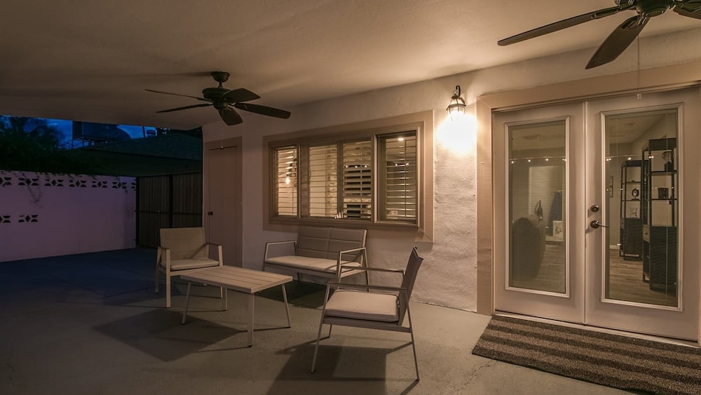 Modern Chic Old Town Scottsdale Home W/pool & Gym!
