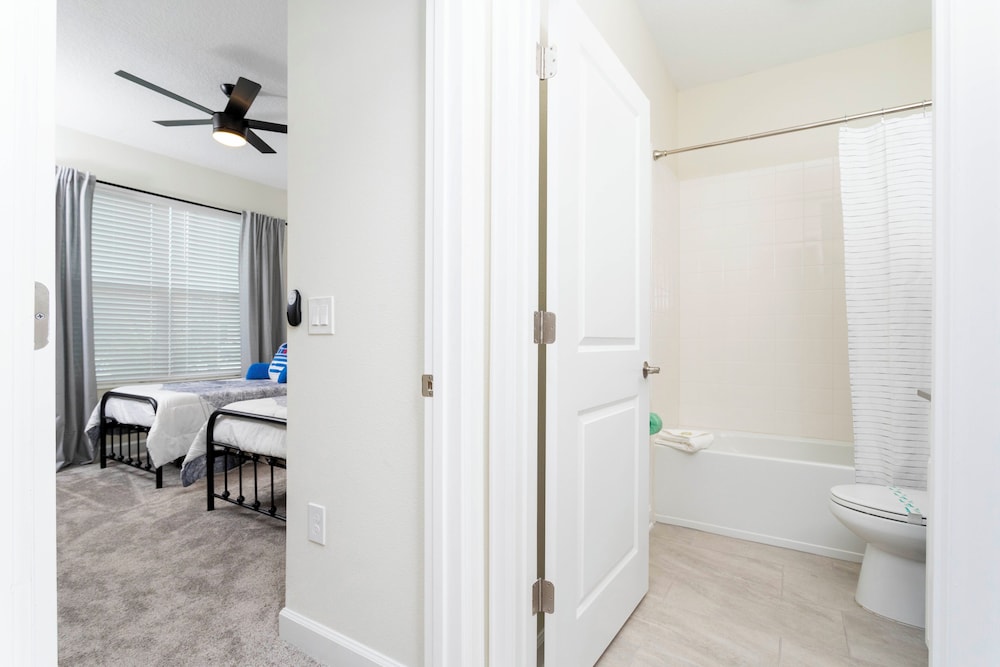 Gorgeous 5Bd Single Family w Pool Storey Lake 2767o