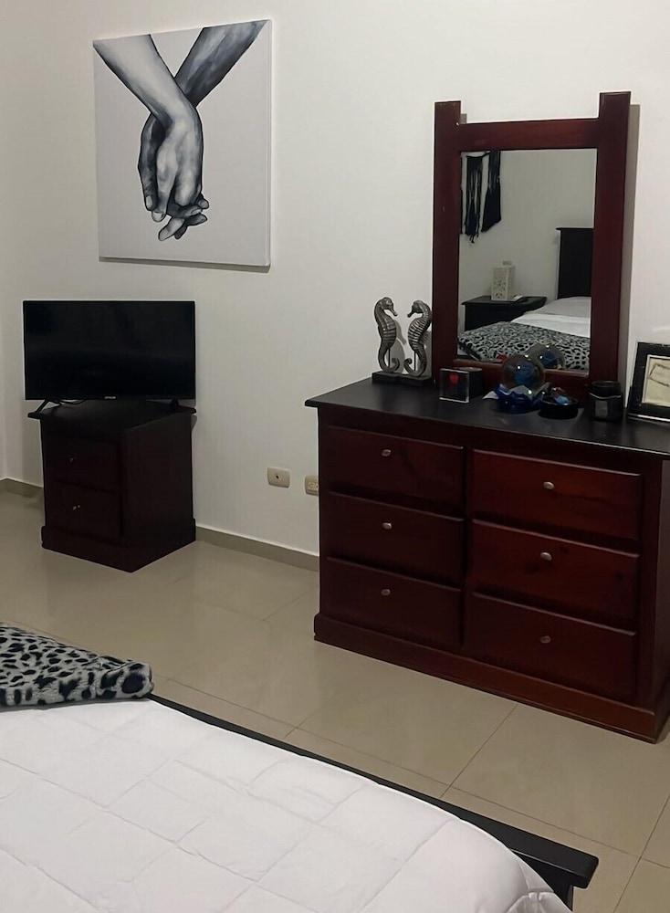 2 Minutes Walk to Beach Huge 3 bdrm Condo with Pool
