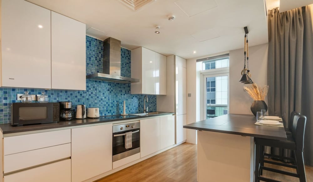 Luxury 1BR in Marina High-rise Living With Views