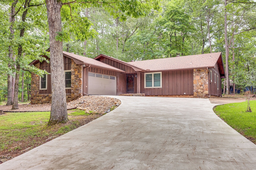 Walk to Lake Desoto: Hot Springs Village Retreat!