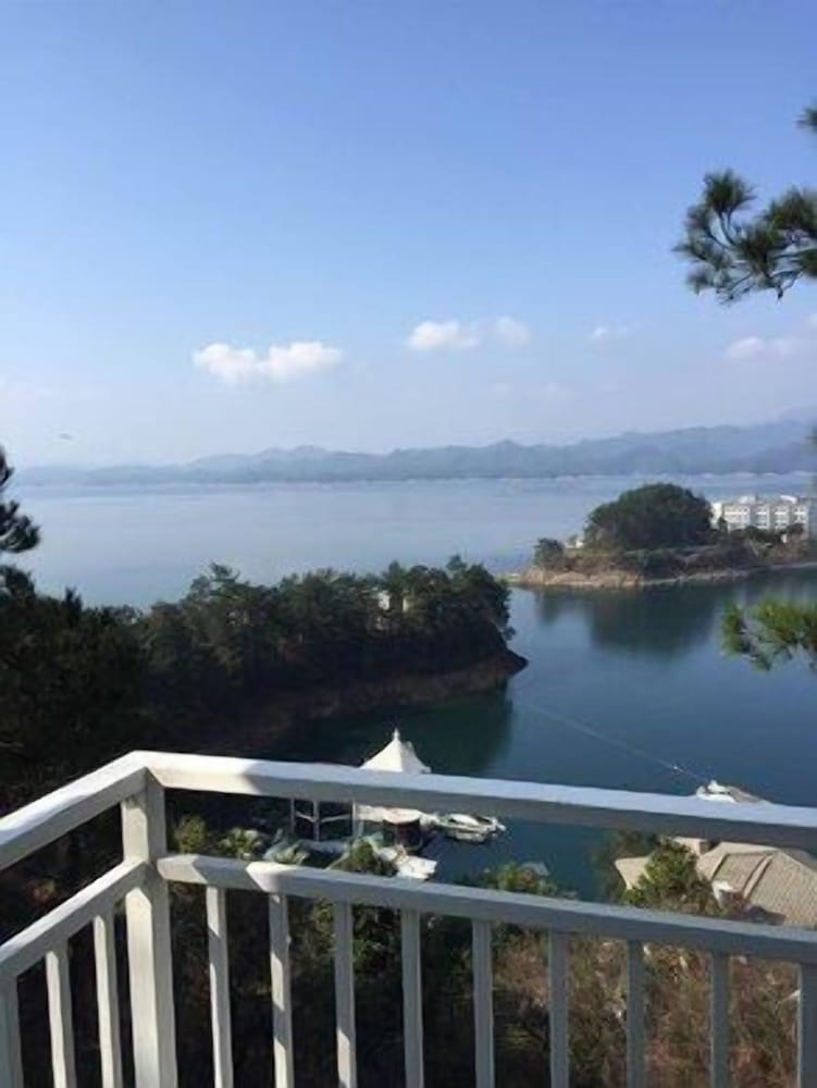Qiandaohu Luxury Lake View Villa