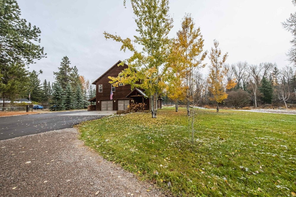 Flathead River Retreat For 15!