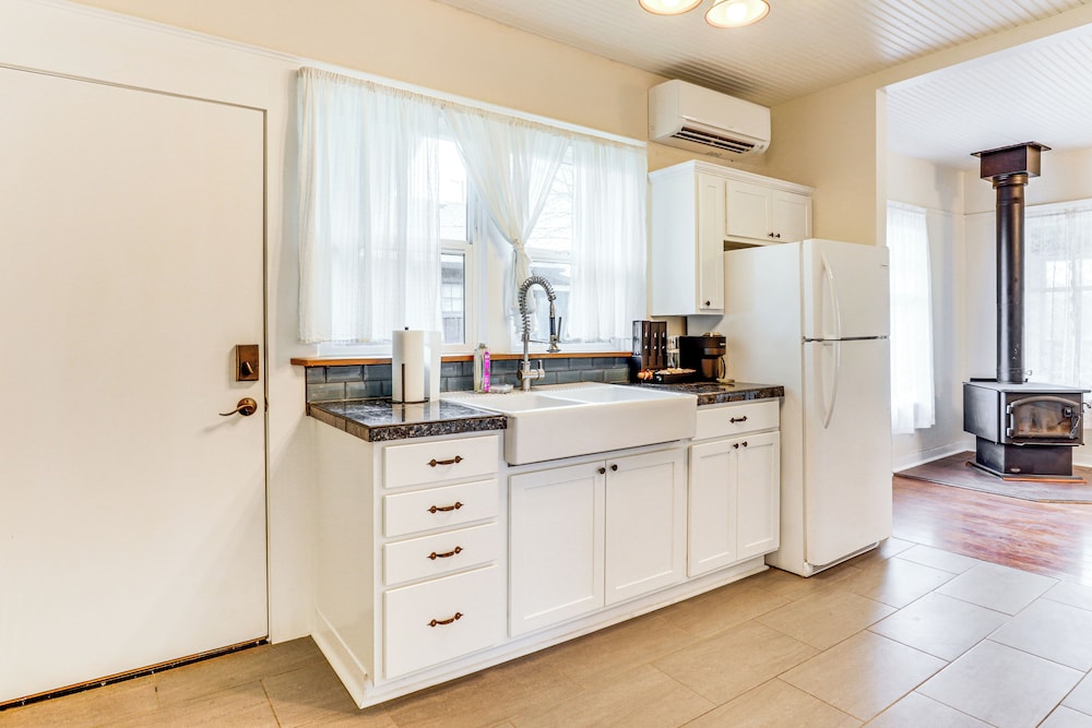 Walkable Location: Quaint Cottage in Forest Grove!