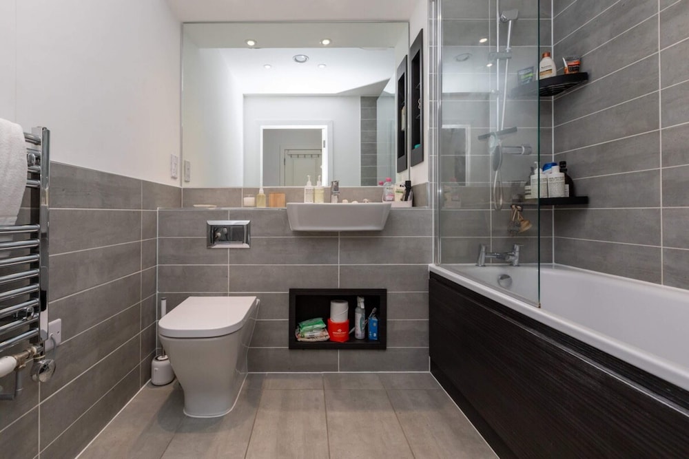 Peaceful & Vibrant 1BD Flat W/balcony- Bow Common!