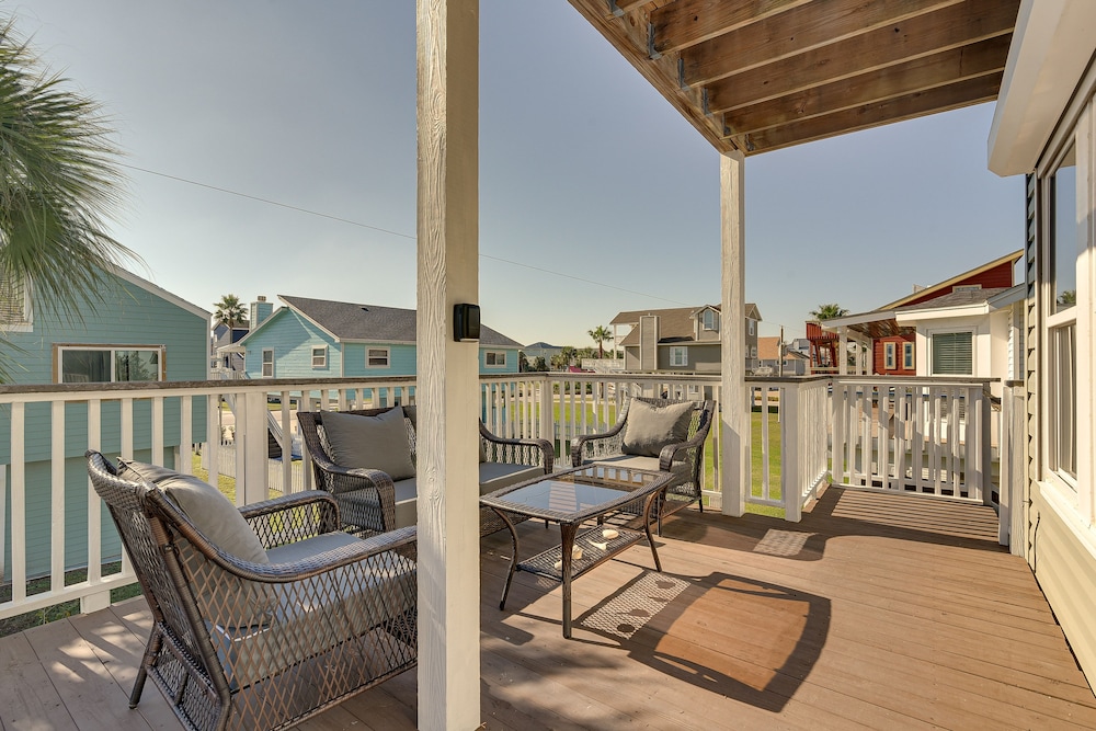 Steps to Sand: Pirates Beach House in Galveston!