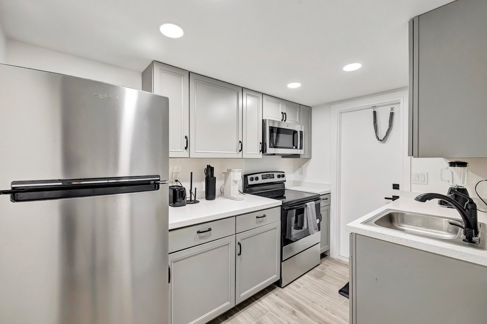 Sophisticated 2BR1BA Short Walk to Beach