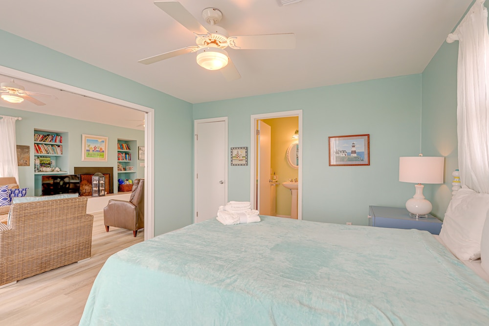 Steps to Beach: Galveston Vacation Rental! view 3