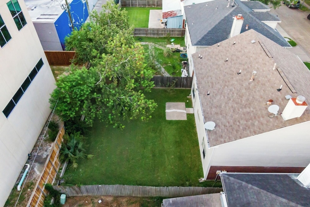 Pet-friendly 3BR Near First Colony Mall