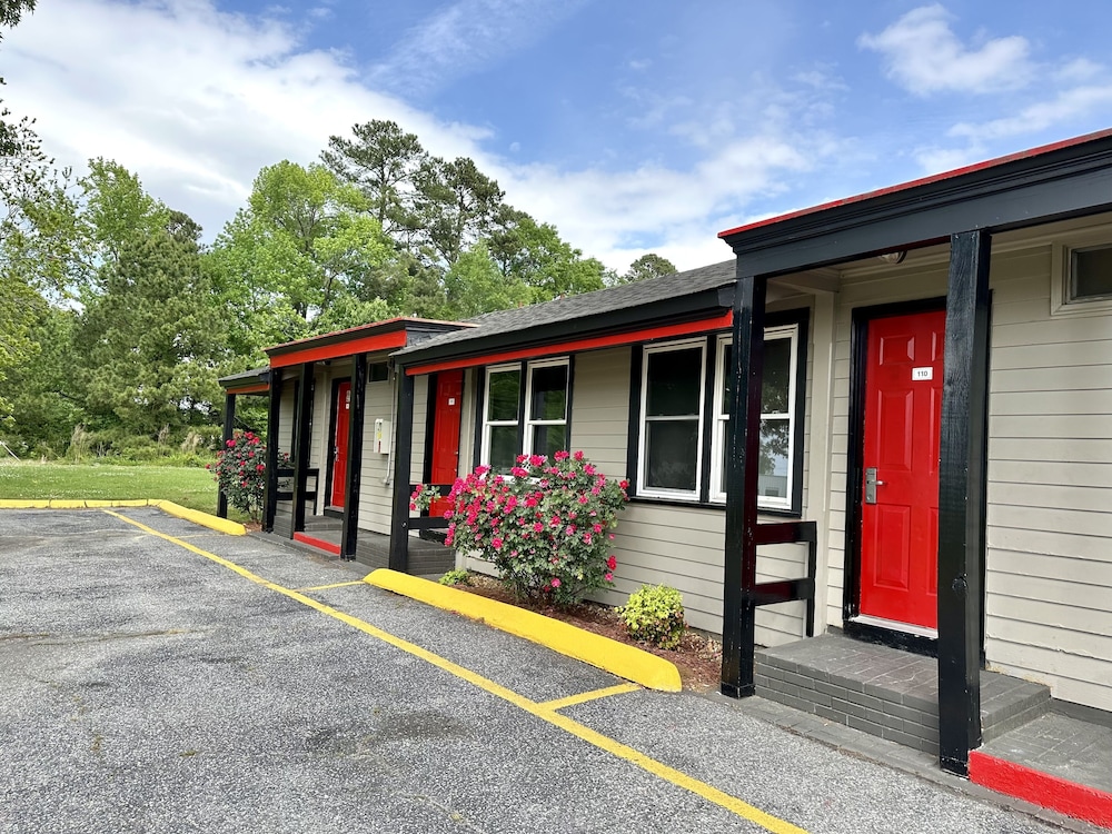 Whistling Pines - Daily & Extended Stay, Elizabeth City